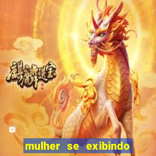 mulher se exibindo ao vivo