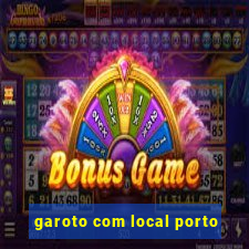 garoto com local porto